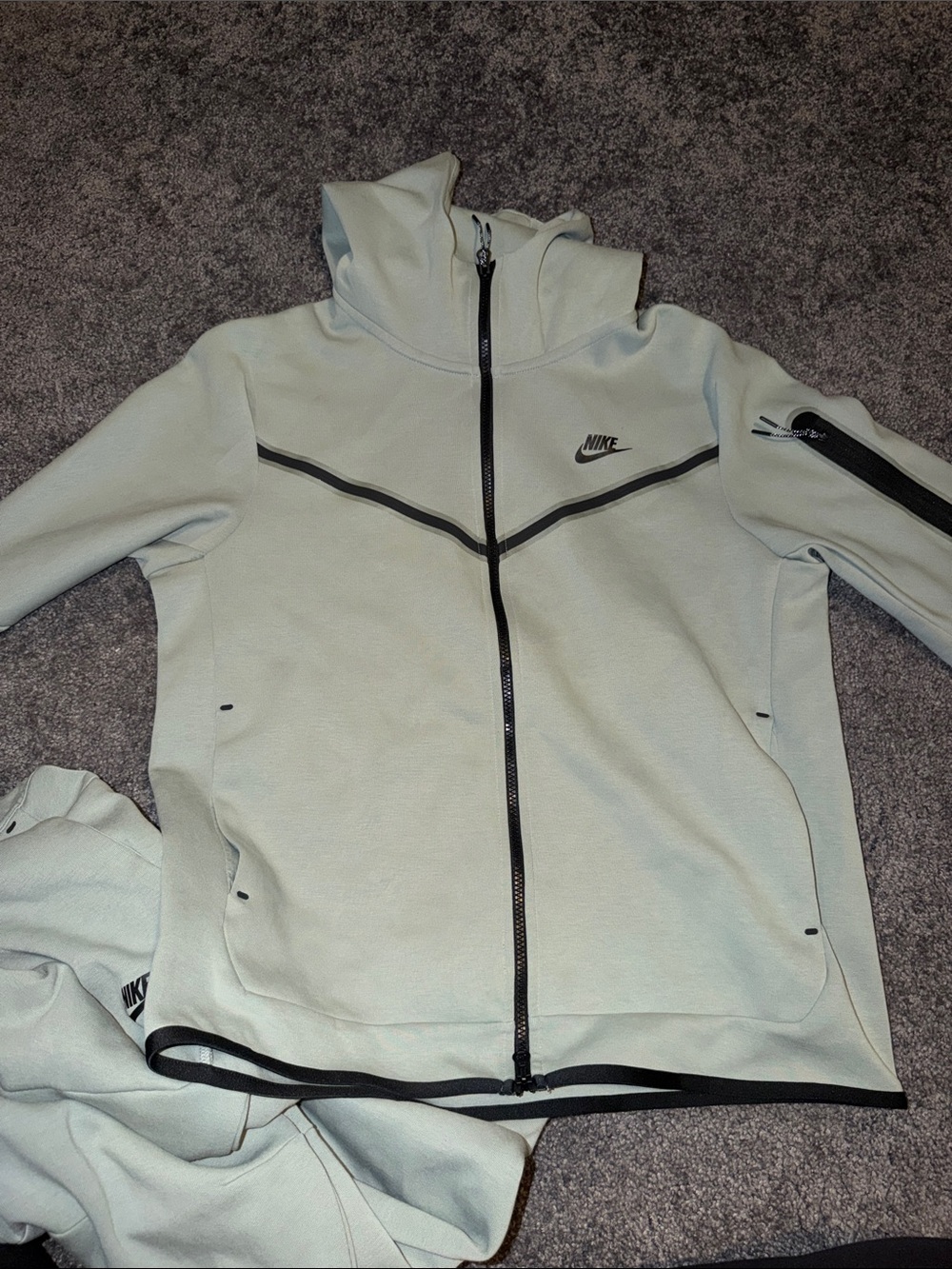 Women’s Nike Tech Suit set - Picture 3 of 3